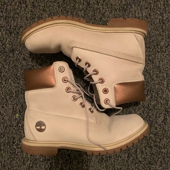 Timberland Shoes - CLOSET CLEAROUT Timberland 6" Classic Boot